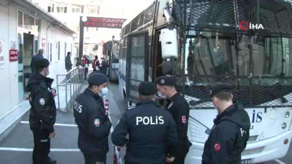 Kadıköy’de gözaltına alınan HDP’liler sağlık kontrolünden geçirildi