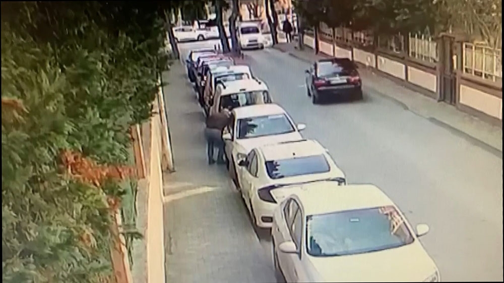 Kadıköy’de güpegündüz arabanın camını patlatıp, hırsızlık yaptı