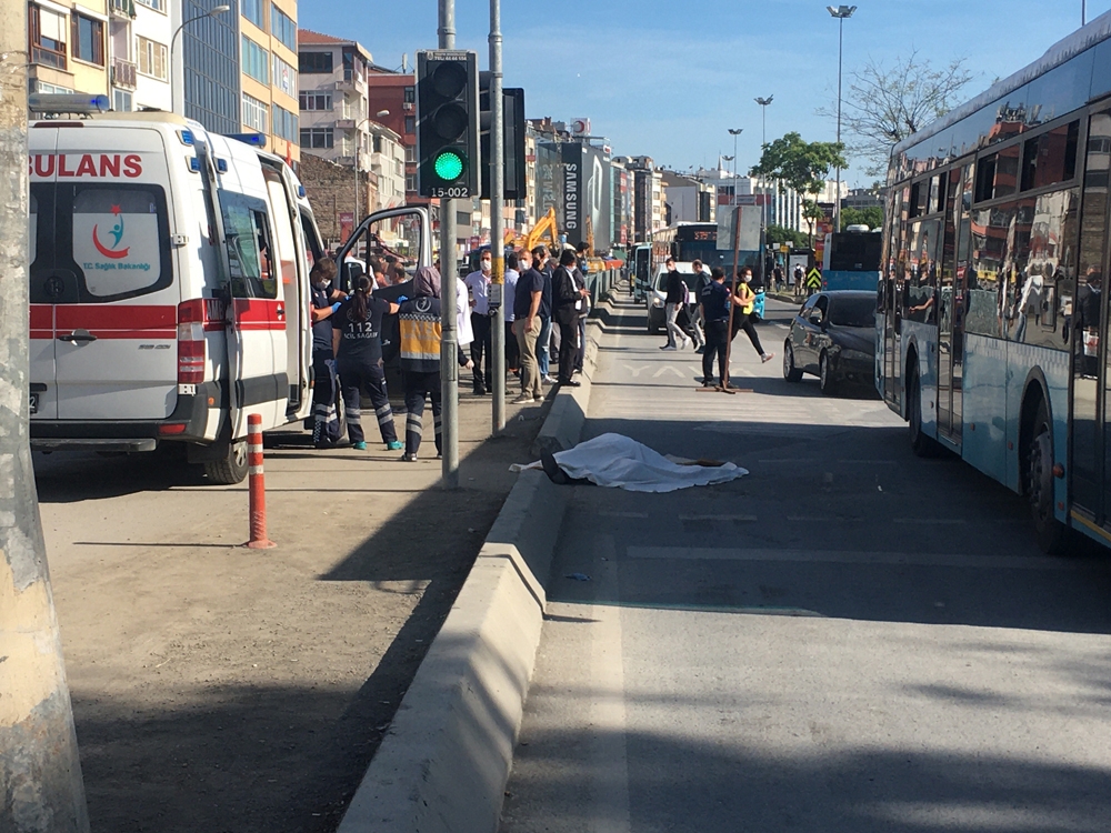 Kadıköy’de halk otobüsünün çarptığı yaya feci şekilde can verdi