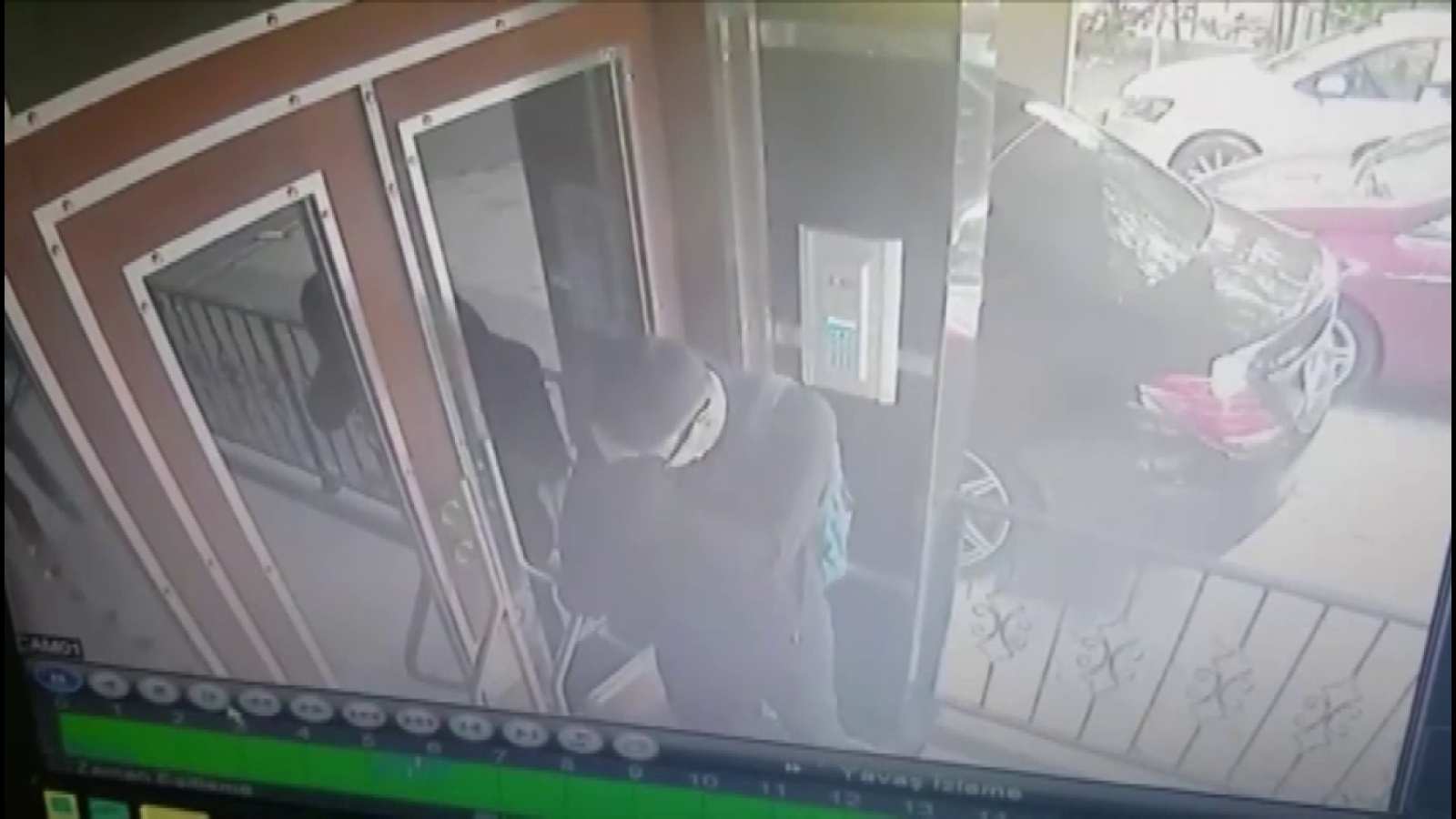 Kadıköy’de hırsızlar güvenlik kamerasını görünce güneş gözlüğü taktı
