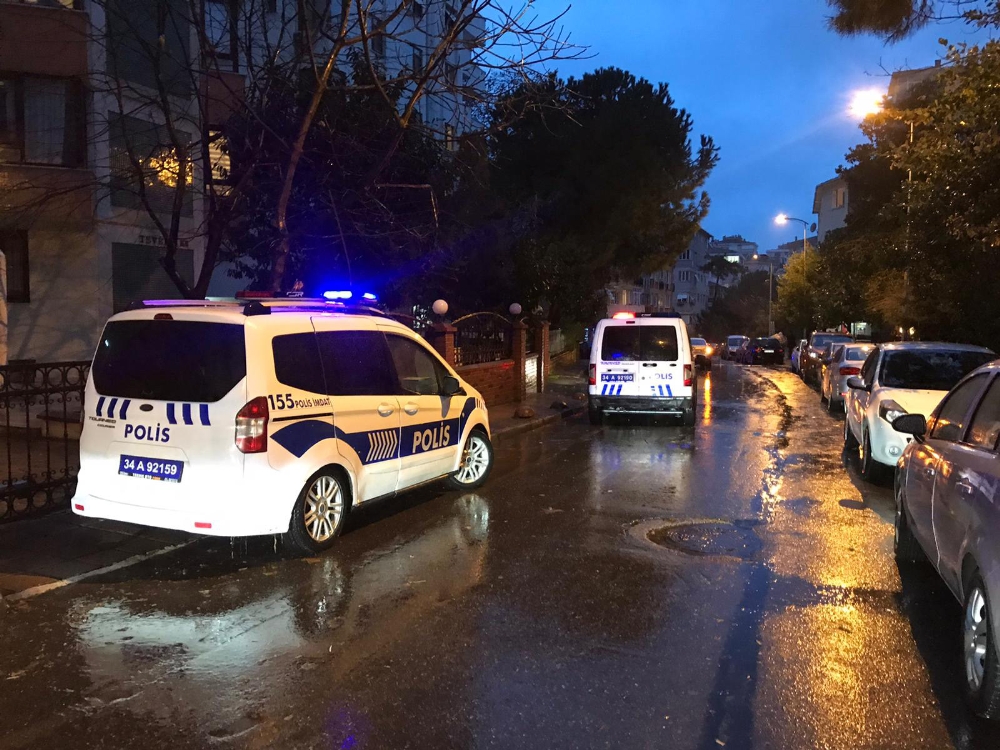 Kadıköy’de hırsızlık şüphelileri polise ateş açtı: 1 polis yaralı