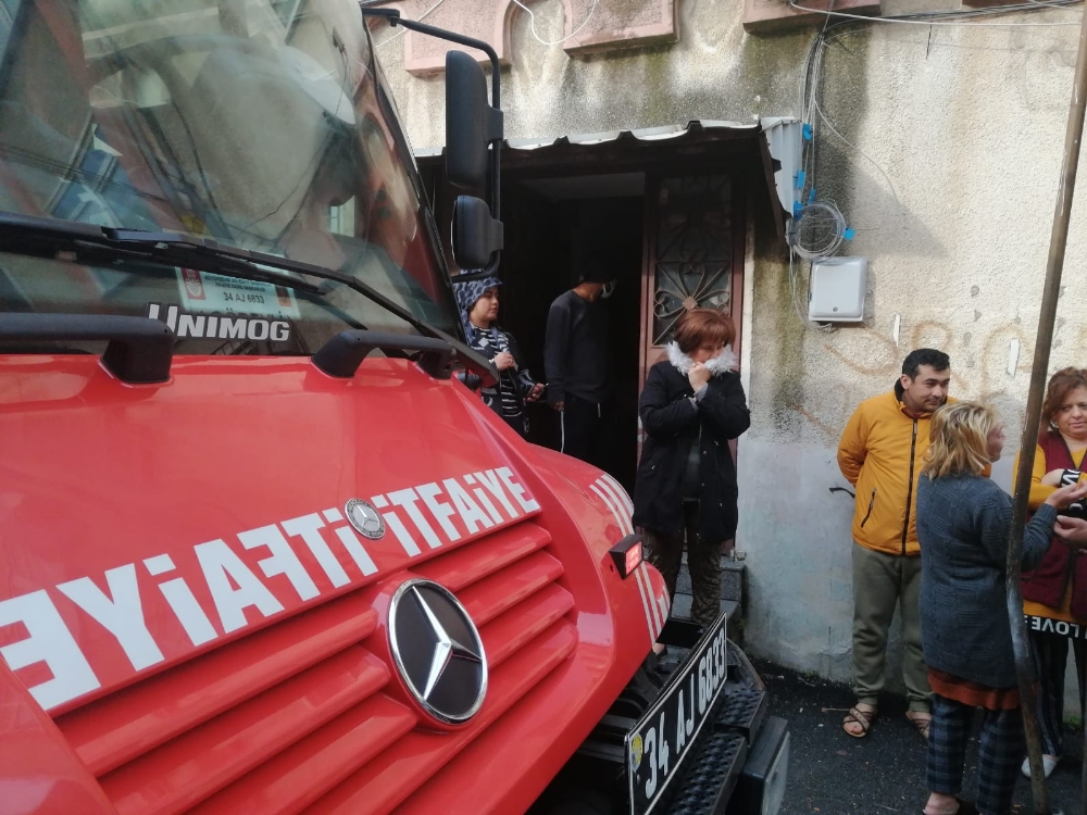 Kadıköy’de iki katlı binada çıkan yangın paniğe neden oldu