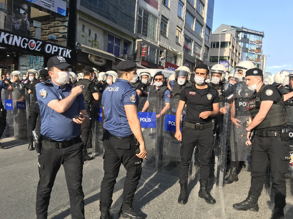 Kadıköy’de izinsiz gösteri yapmak isteyen gruba müdahale