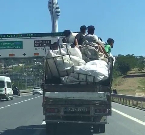 Kadıköy’de kamyonet kasasındaki tehlikeli yolculuk kamerada