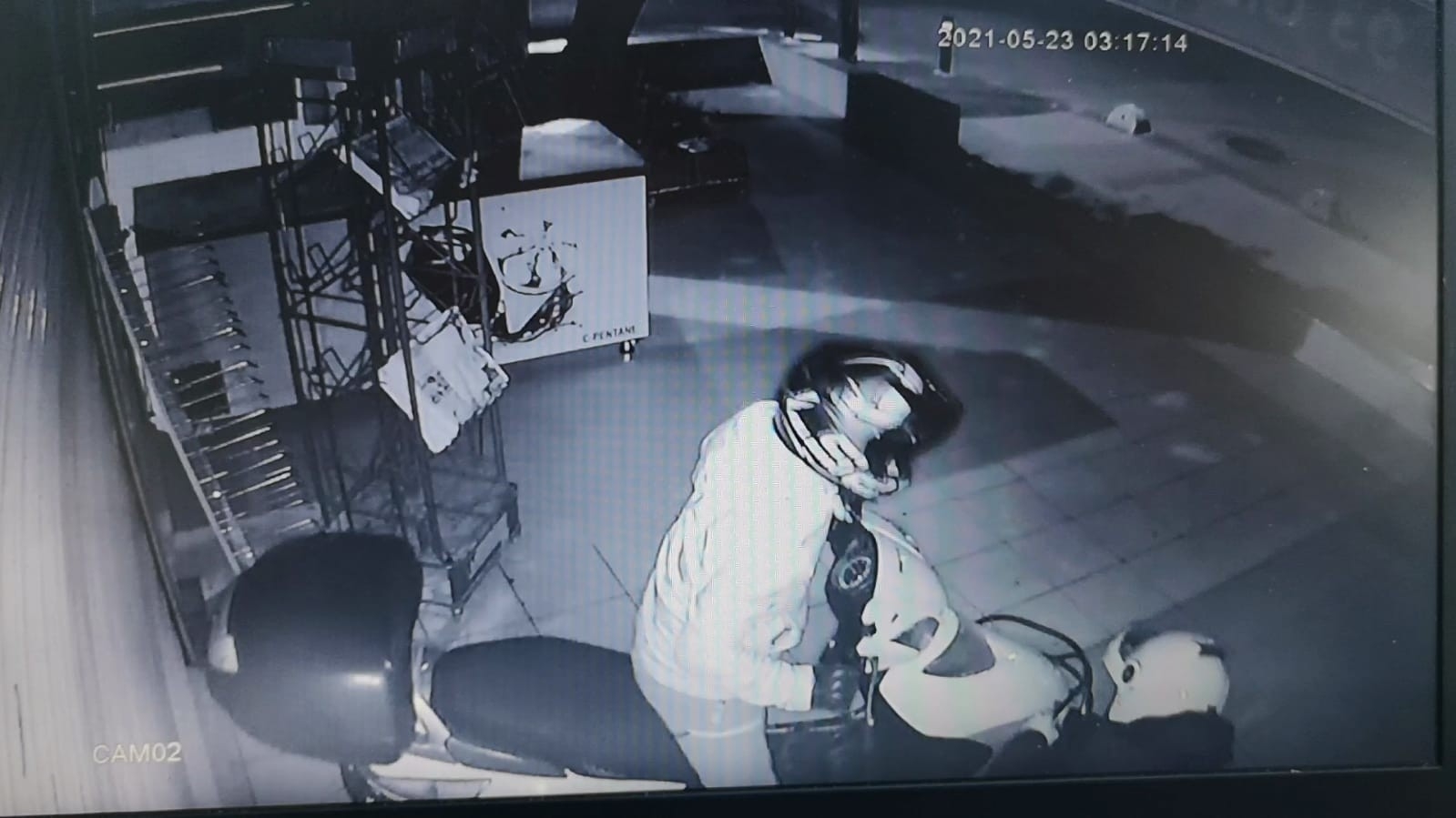 Kadıköy’de kasklı hırsızların motosikleti çaldıkları an kameraya yansıdı