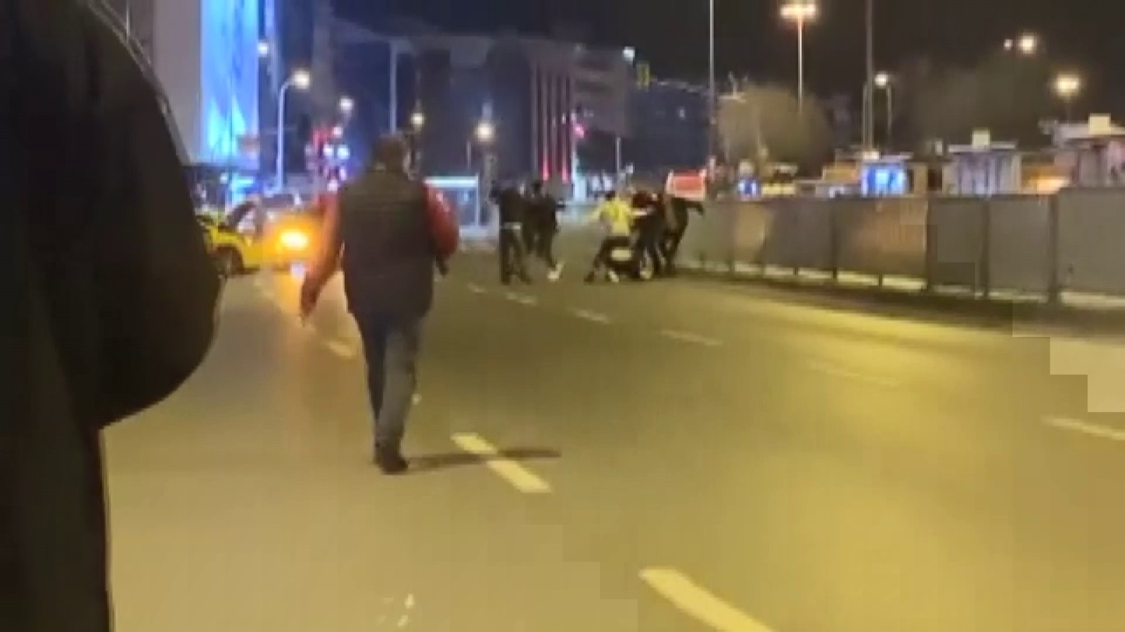 Kadıköy’de kazaya karışan şahısların yol ortasında kavgası kamerada