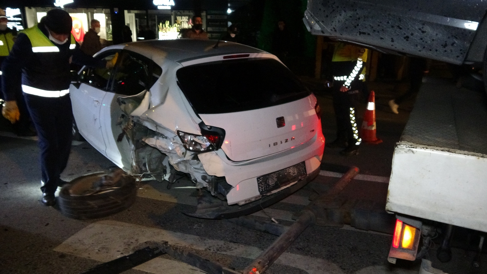 Kadıköy’de kontrolden çıkan lüks otomobil faciaya davetiye çıkardı: 3 yaralı
