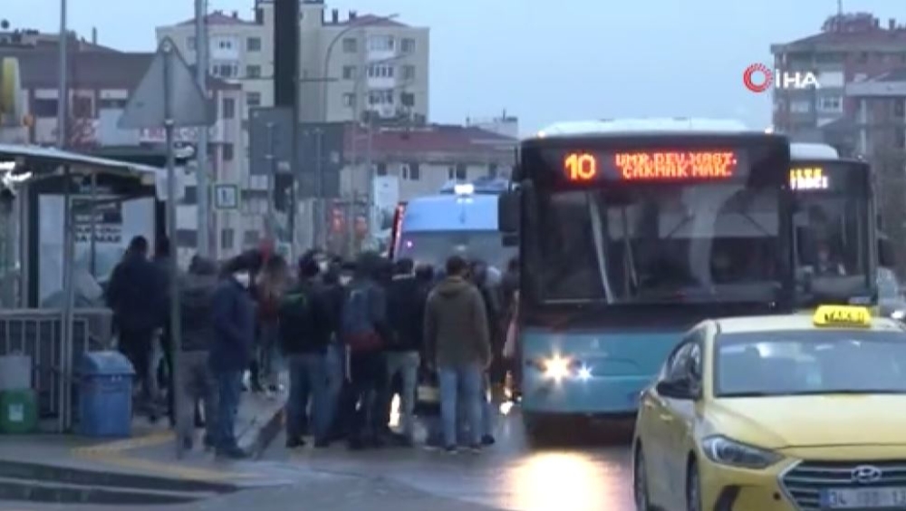 Kadıköy’de, korona virüs tedbirleri kapsamında toplu ulaşım araçlarına yönelik denetim yapıldı