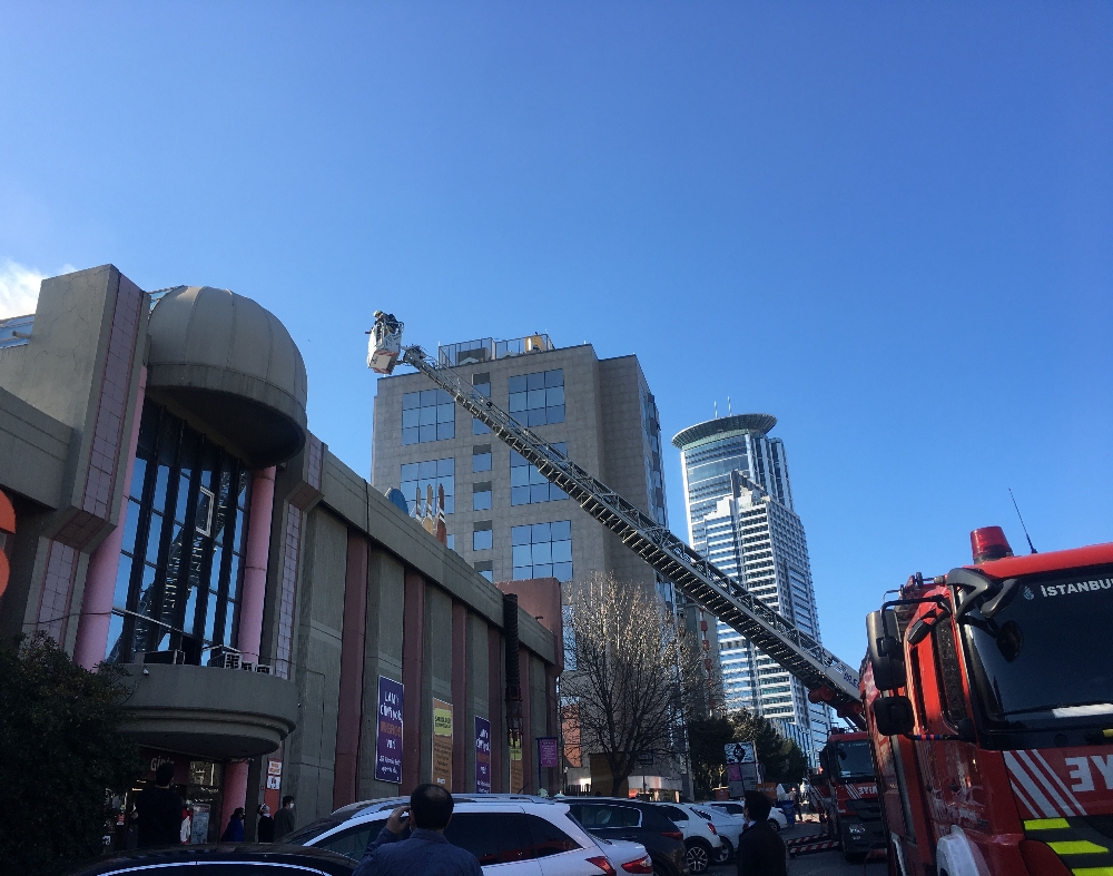 Kadıköy’de marketin çatısı alevlere teslim oldu