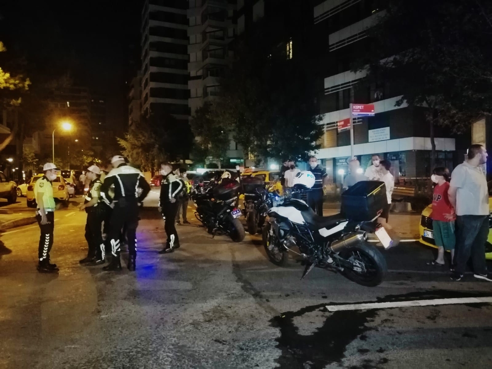 Kadıköy’de motosikletli trafik polisiyle bir başka motosikletli çarpıştı