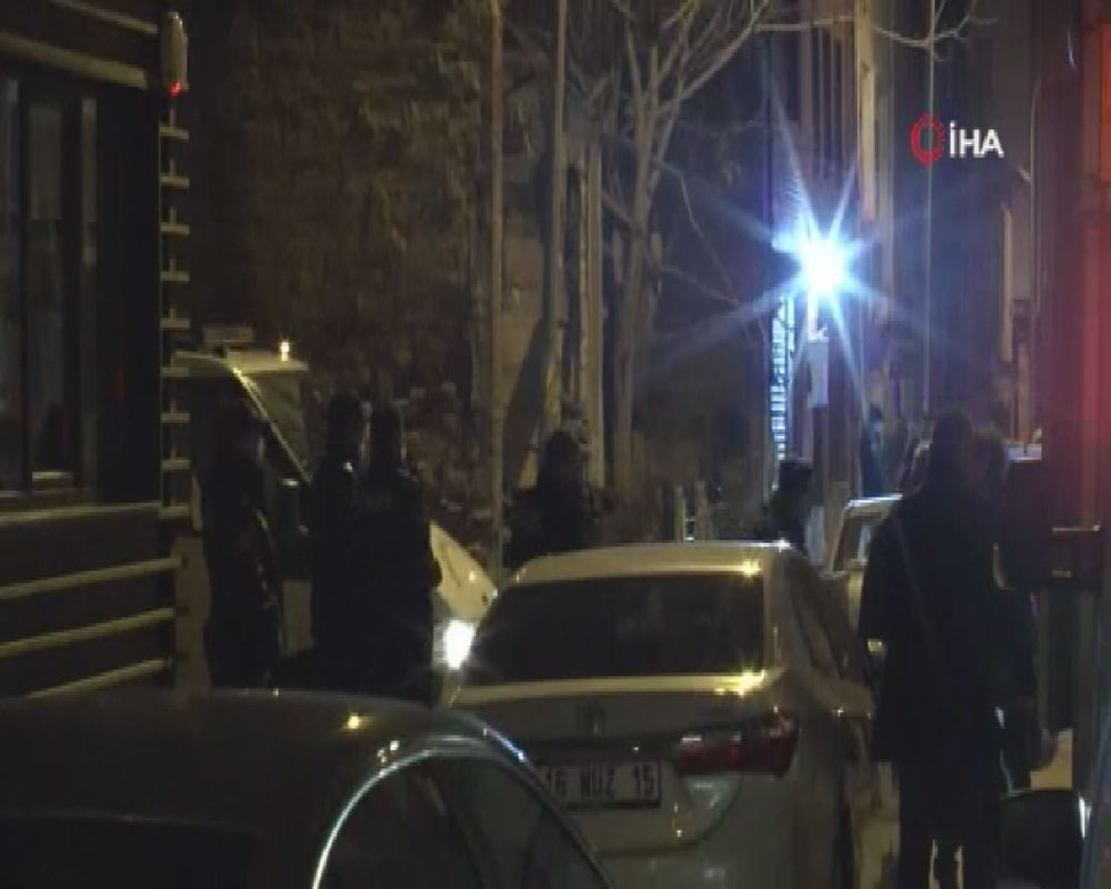 Kadıköy’de park halindeki araç alev aldı, 2 kişi hayatını kaybetti