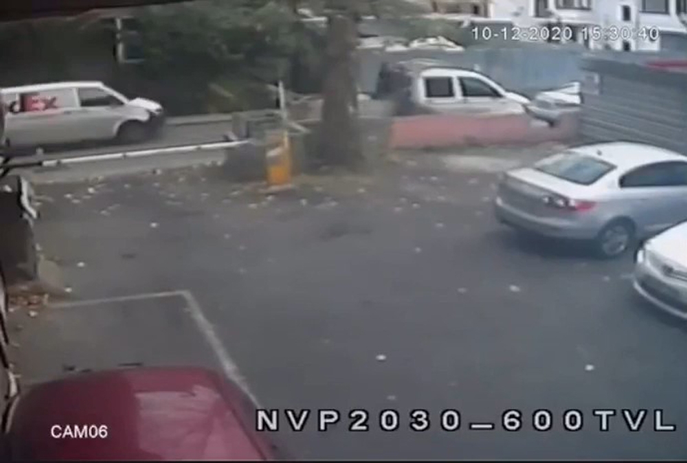 Kadıköy’de park halindeki kamyonetten karot makinesinin çalınması kamerada