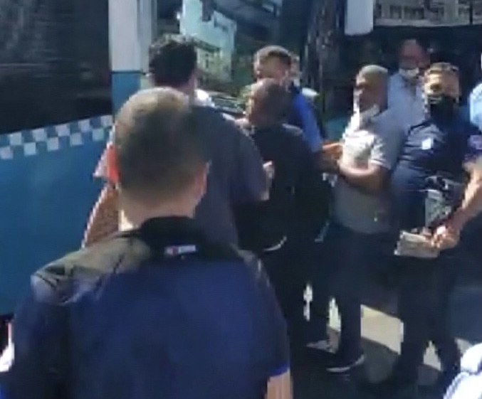 Kadıköy’de seyyar satıcı zabıta kavgası kamerada