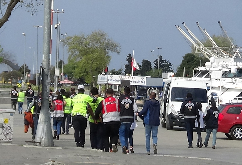 Kadıköy’de sokağa çıkma kısıtlamasına rağmen 1 Mayıs protestosu