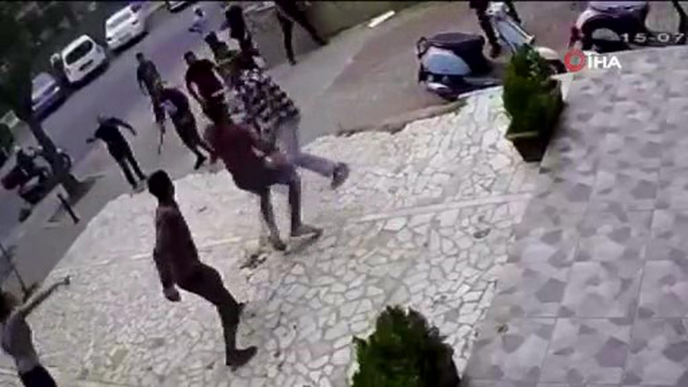 Kadıköy’de sokak ortasında bıçaklı sopalı kavga kamerada