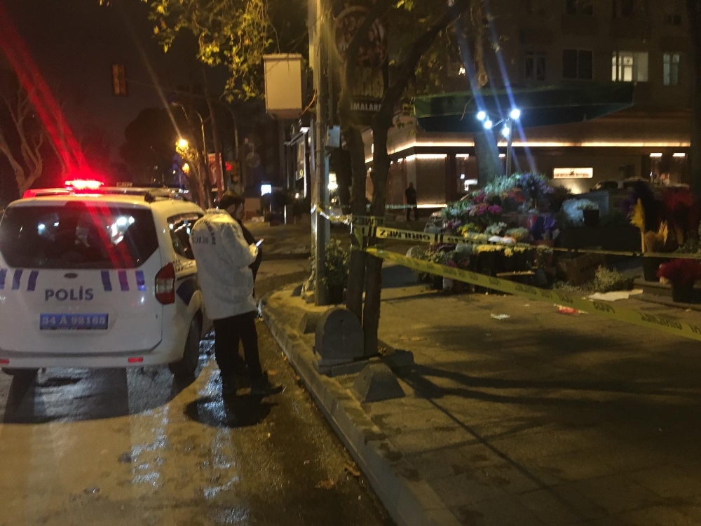 Kadıköy’de sokak ortasında dehşet: Annesi ve eşini öldürdü