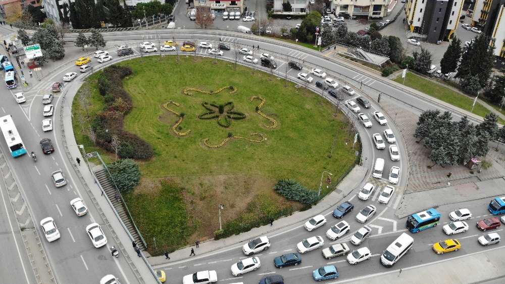 Kadıköy’de şüpheli çanta polisi alarma geçirdi: Trafik felç oldu