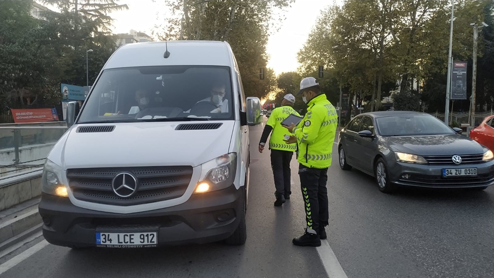 Kadıköy’de ticari servis minibüslerine koronavirüsü denetimi