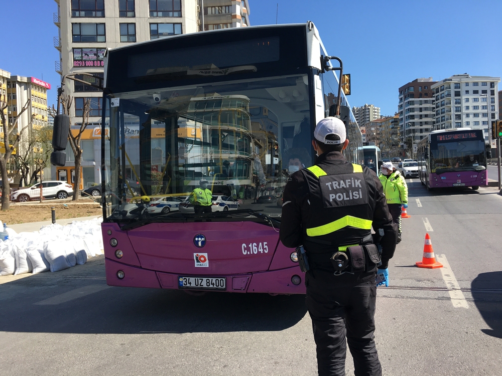 Kadıköy’de trafik polisleri, korona virüs denetimlerini sıklaştırdı