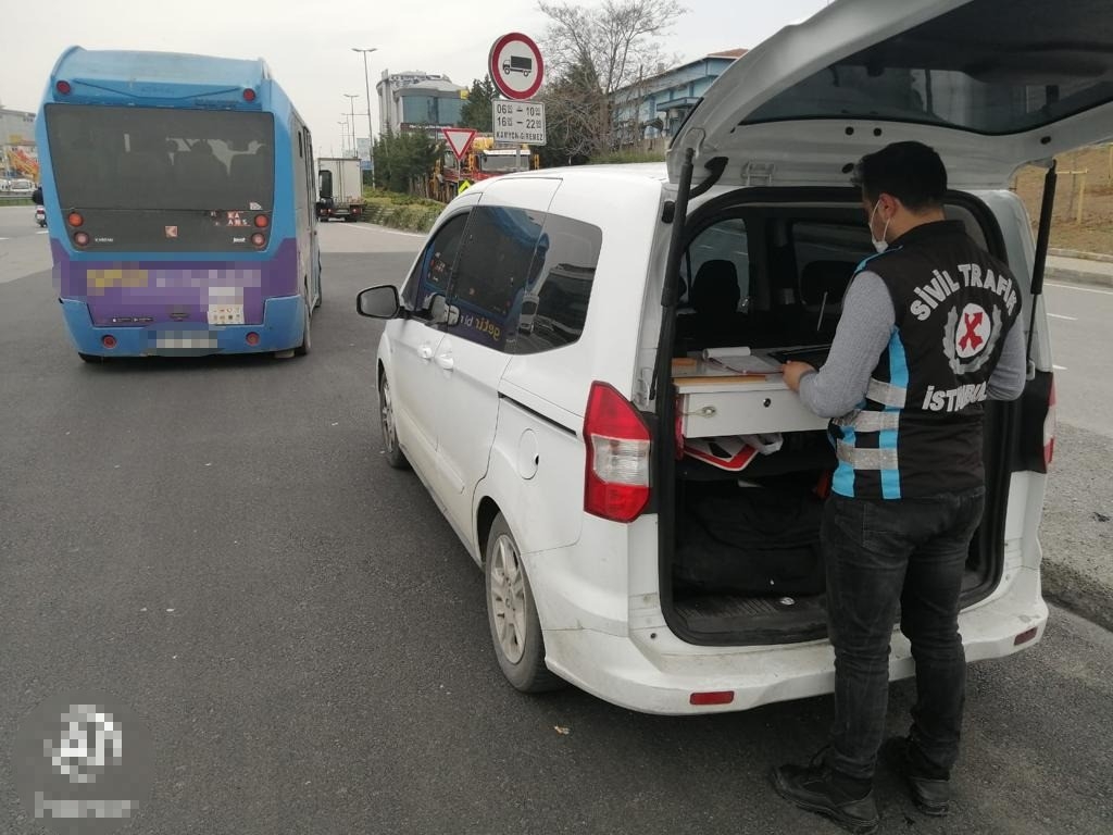 Kadıköy’de trafikte makas atan minibüs şoförüne bin 483 TL ceza
