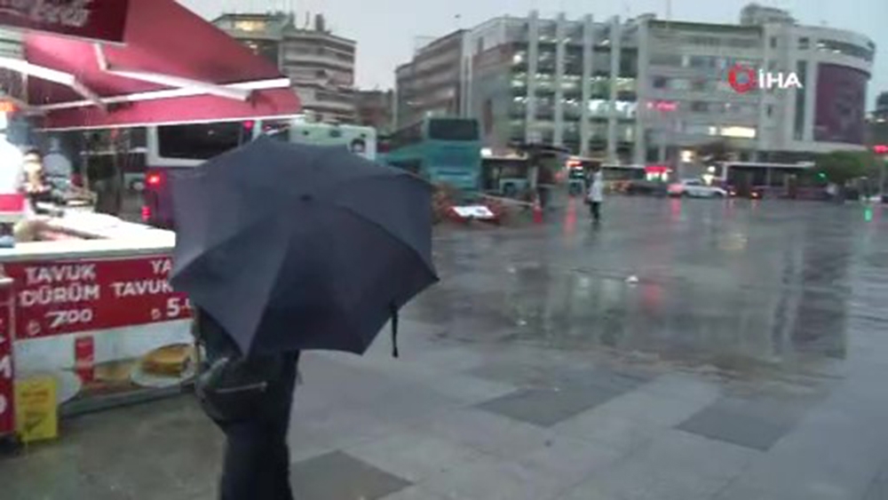 Kadıköy’de vatandaşlar yağmura hazırlıksız yakalandı