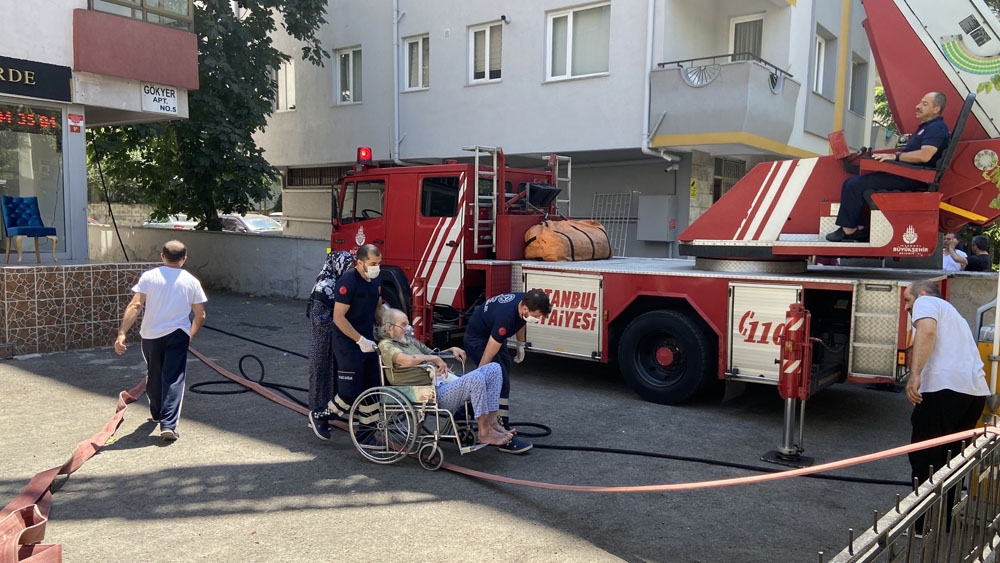 Kadıköy’de yangından bir bebek bir yaşlı vatandaş son anda kurtarıldı