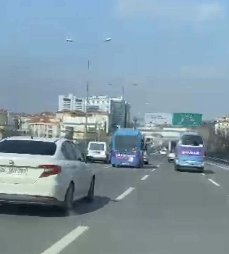 Kadıköy’de yolcu minibüsünün makas terörü kamerada