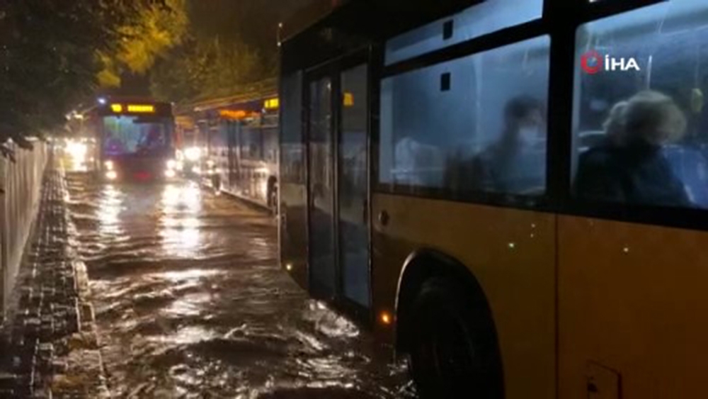 Kadıköy’de yollar göle döndü, araçlar ilerlemekte zorlandı
