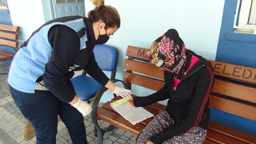 Kadın dilenciye 3 günde 10 bin 26 TL ceza aldı 