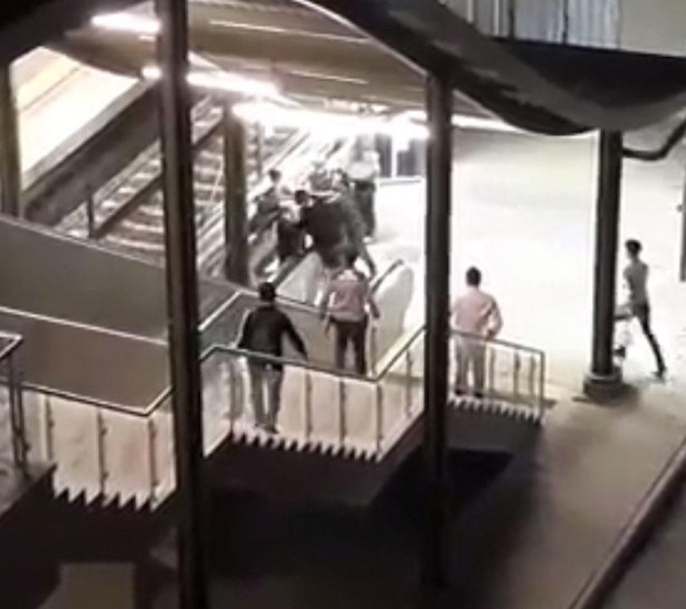 Kadın güvenlik görevlisine küfreden şahsa linç girişimi kamerada