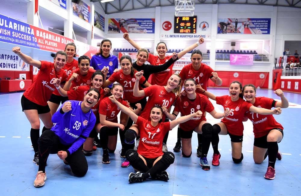 Kadın Hentbol Takımından şehitler için saygı duruşu