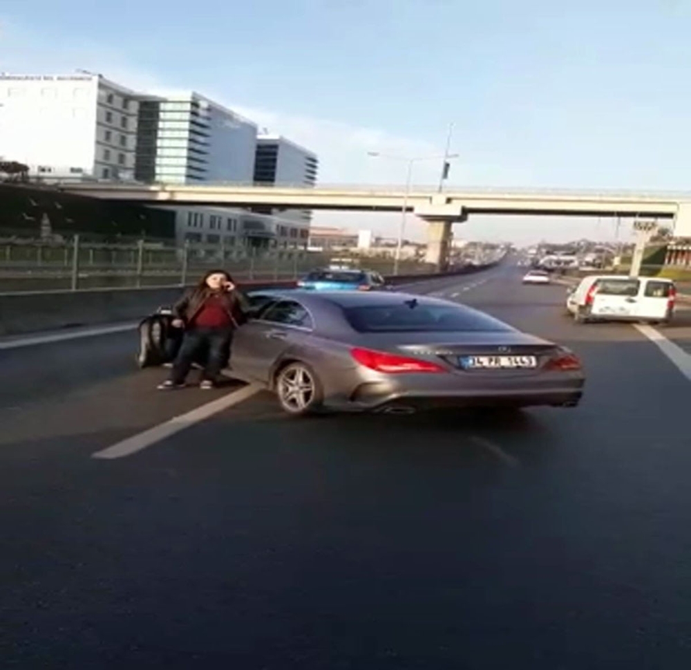 Kadın Sürücü Otobüsün Önünü Kesti, Yolu Trafiğe Kapattı
