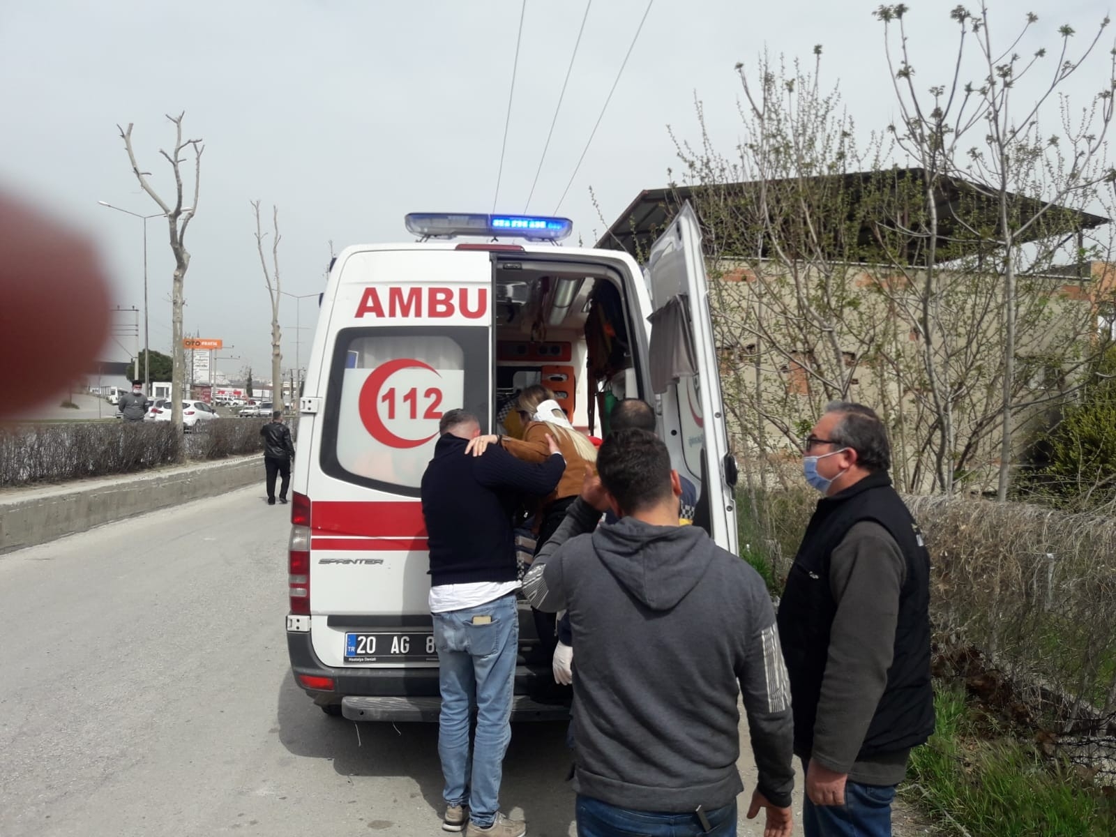 Kadın sürücünün kullandığı otomobil bariyeri aşıp seyir halindeki minibüse çarptı: 7 yaralı