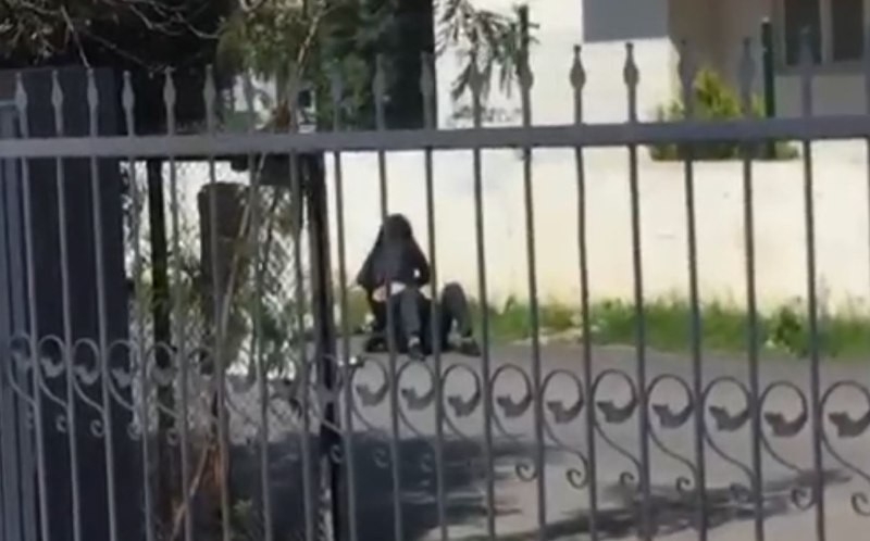 Kadın yere yatırdığı şahsı ’paramı ver’ diyerek darp etti
