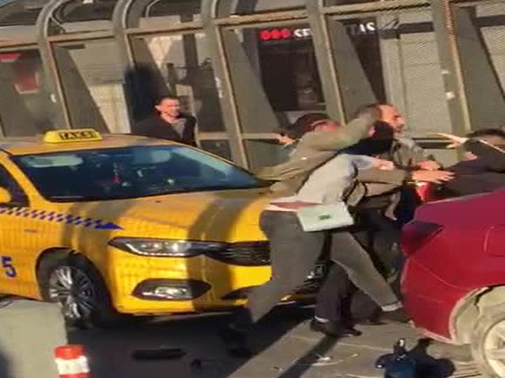 Kadın yolcudan taksiciye “şarj aleti” dayağı