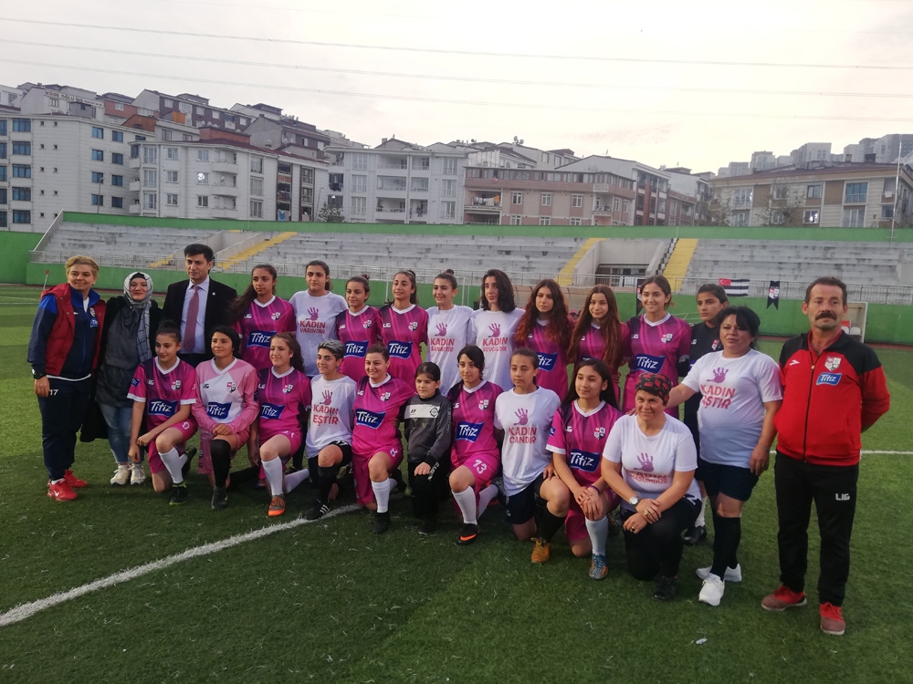 Kadına Şiddete Farkındalık İçin Yeşil Sahaya İndiler