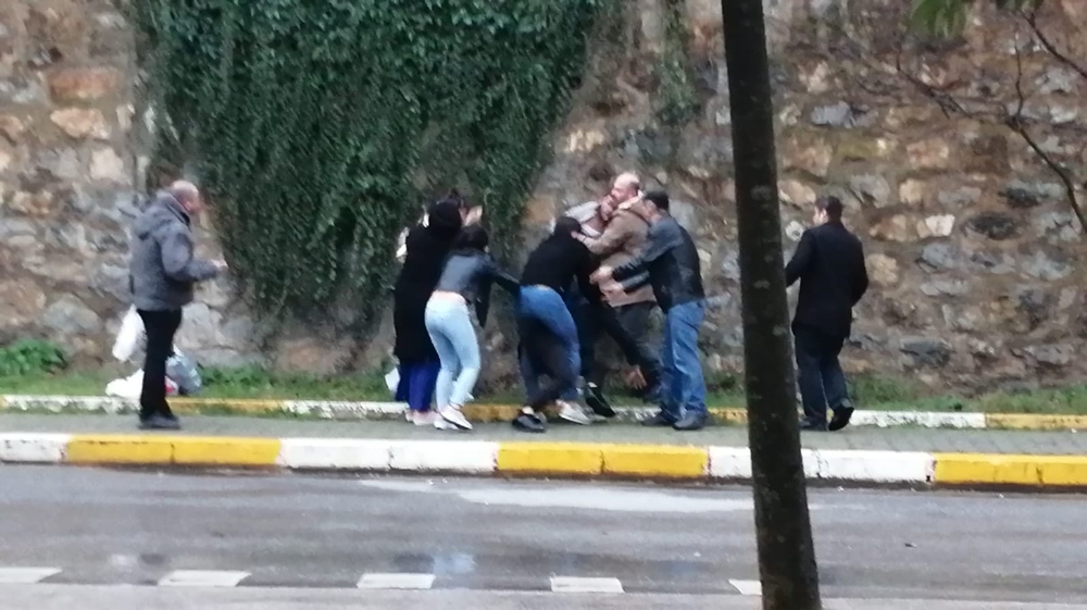 Kadından, erkek arkadaşına saldıran şahsa tekmeli müdahale