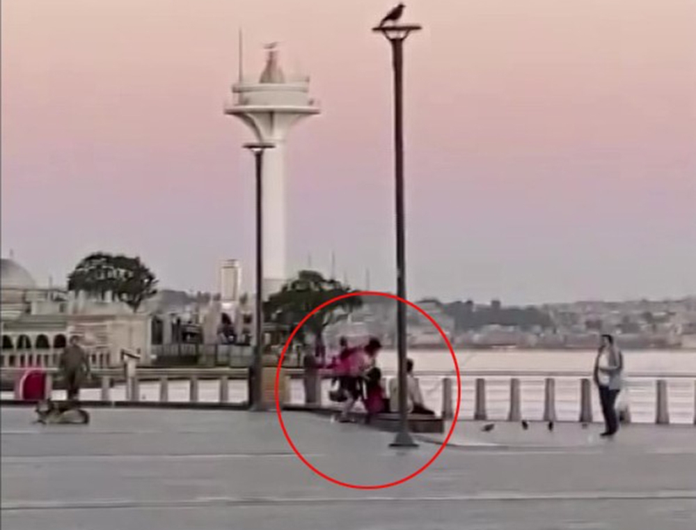 Kadının erkeğe meydan dayağı çekmesi kamerada