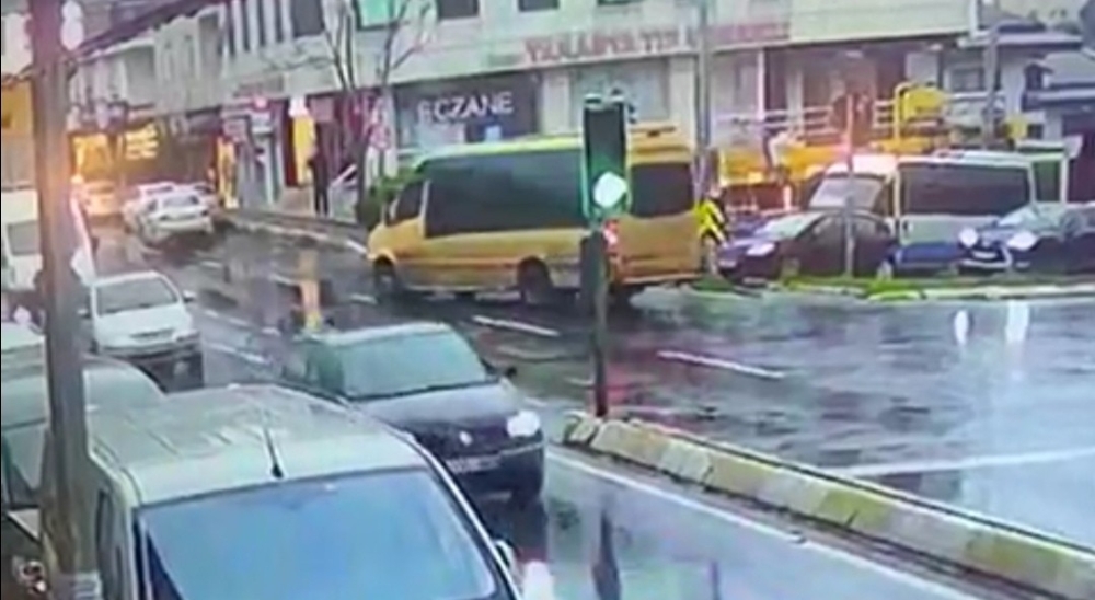 Kadının kulağının koptuğu minibüs dehşeti kamerada