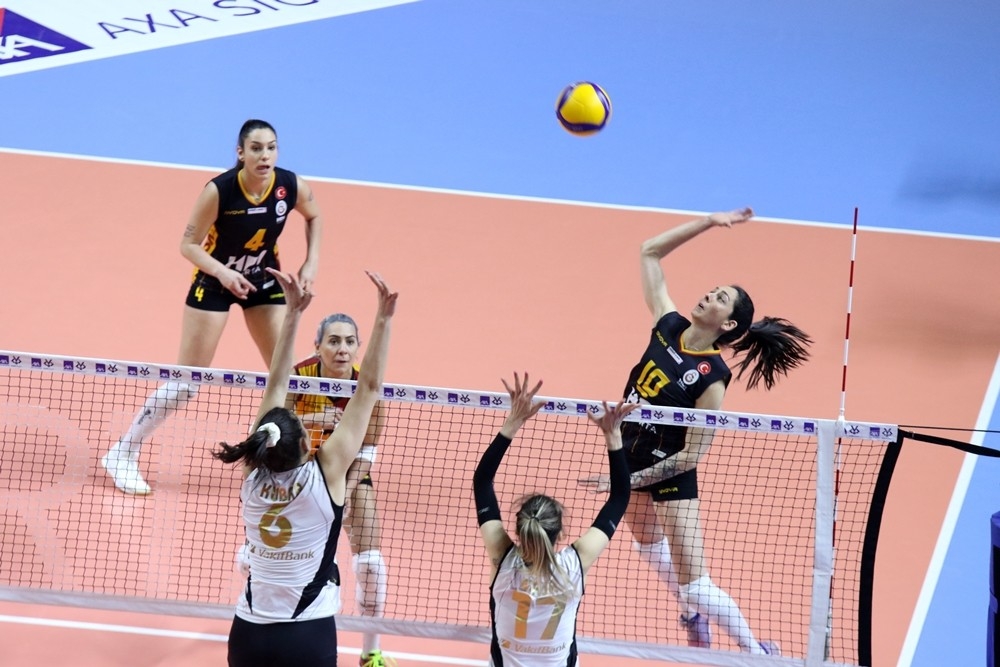 Kadınlar AXA Kupa Voley’de ilk finalist VakıfBank oldu