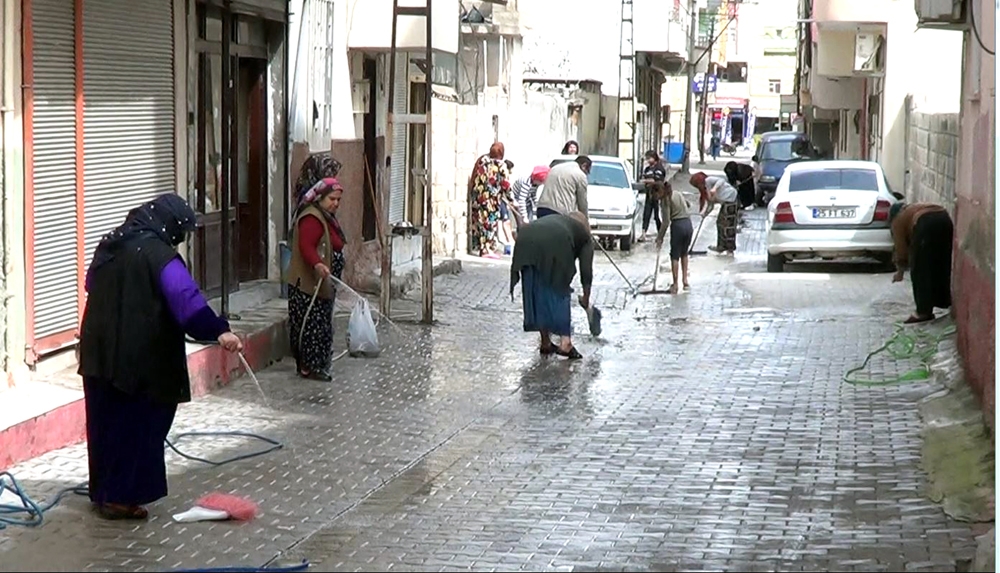 Kadınlar korona virüsüne karşı sokakları temizledi