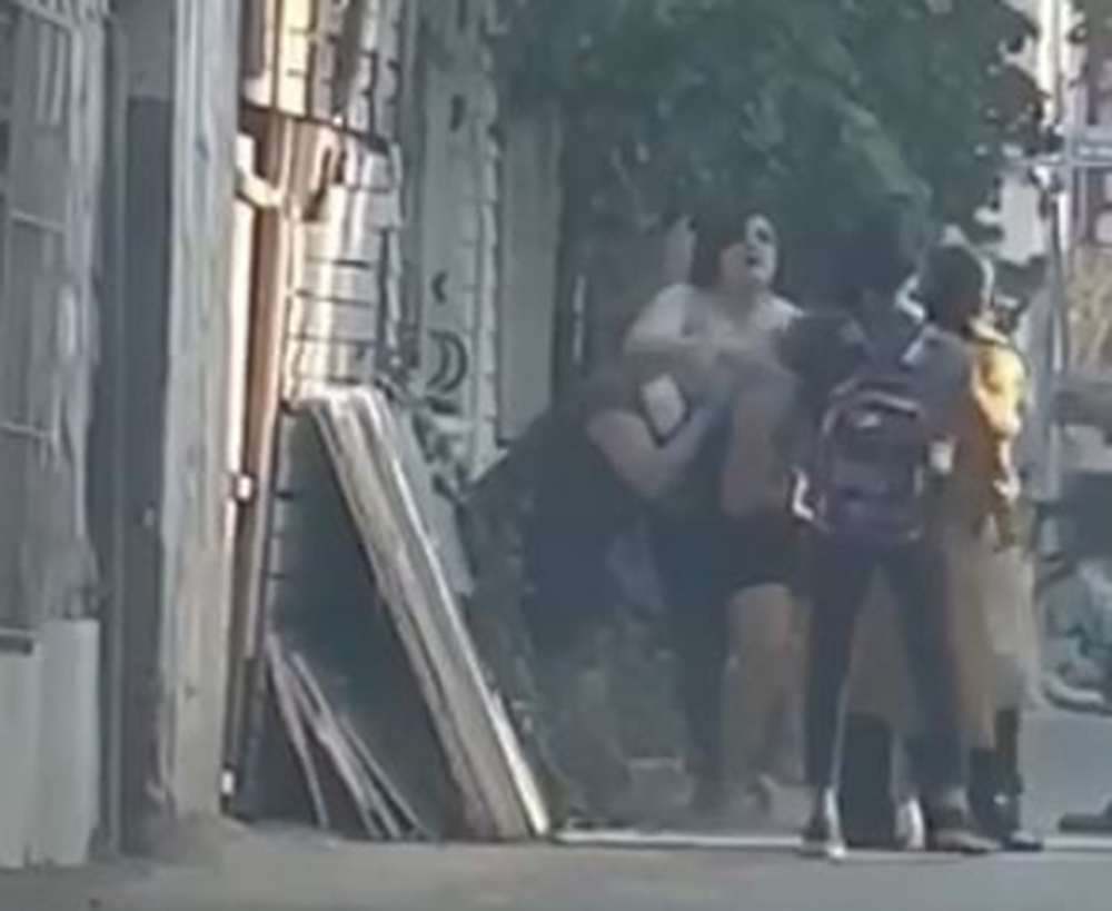 Kadınlar saç saça baş başa kavga etti, erkekler film izler gibi izledi