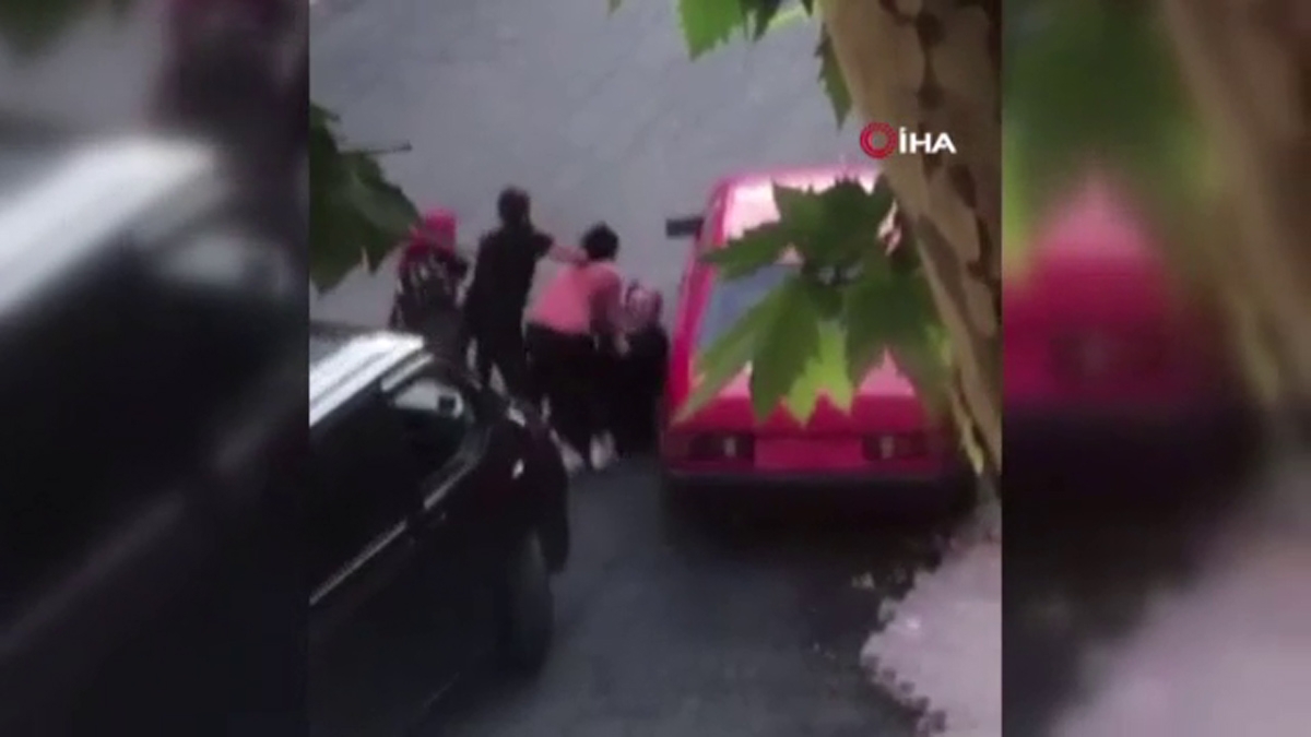 Kadınların sokak ortasında saç saça baş başa kavgası kamerada