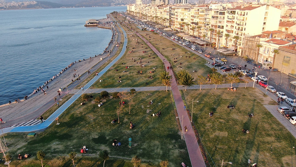 Kafe ve restoranlar kapandı, vatandaş sahile koştu