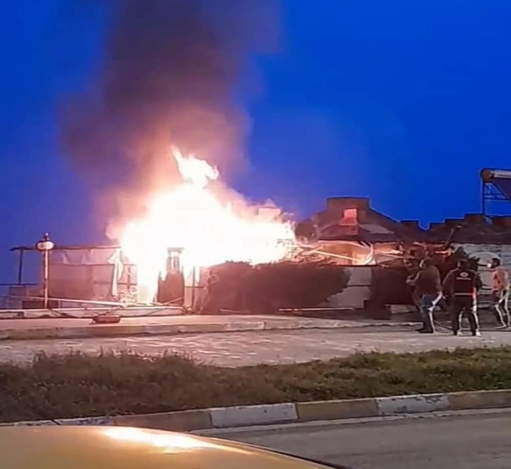 Kafede çıkan yangın ilçeyi elektriksiz bıraktı
