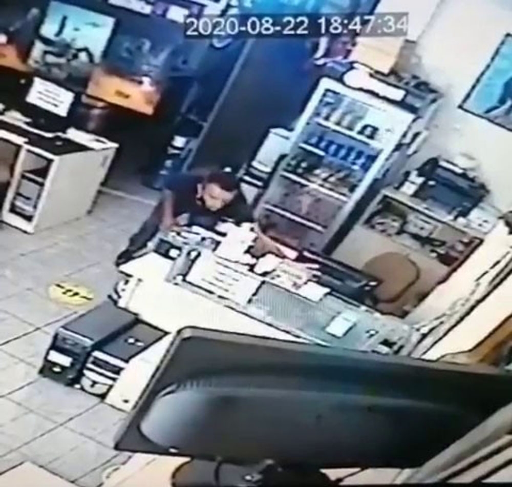 Kafede sadaka kutusu çalan hırsız kamerada