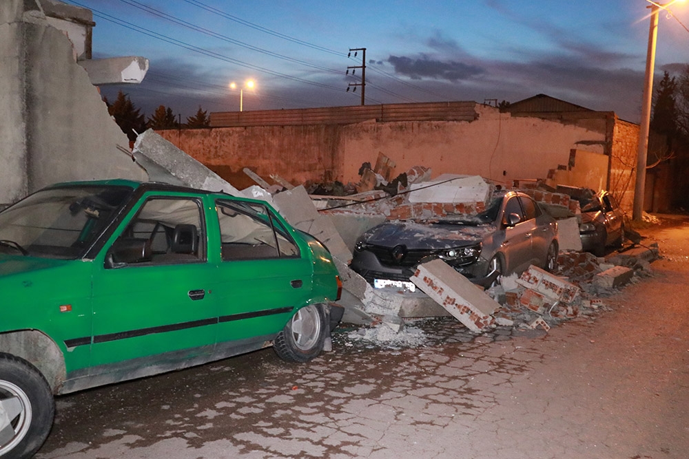 Kağıt gibi yırtılan araçtan yaralı kurtuldu