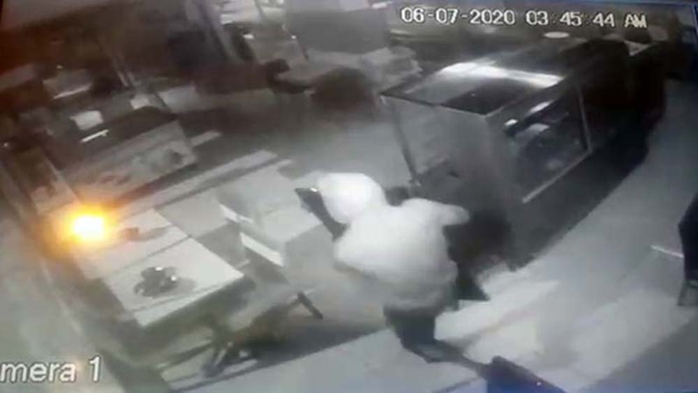 Kağıt toplayıcı rolüne giren hırsızlar esnafı canından bezdirdi