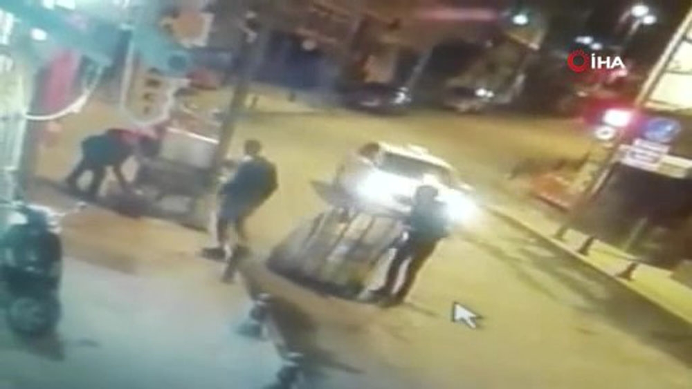 Kağıt toplayıcılarının hurdacılardan yaptığı hırsızlık güvenlik kamerasına yansıdı