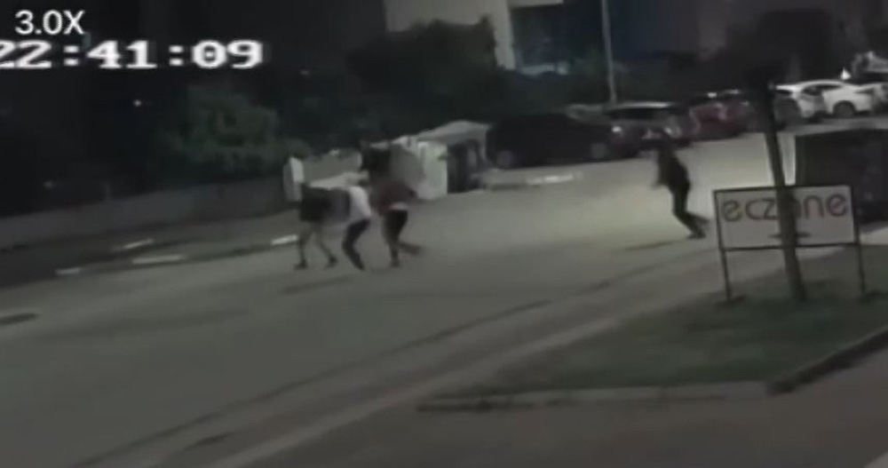 Kağıt toplayıcısının darp anı ve motosikletinin yakılması güvenlik kamerasında